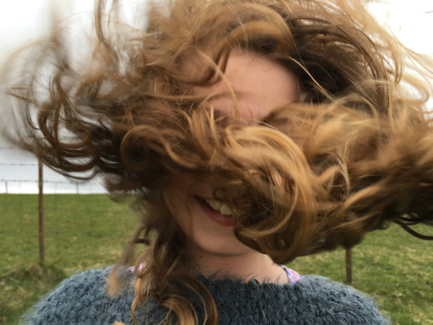 有风的头发一天图片下载