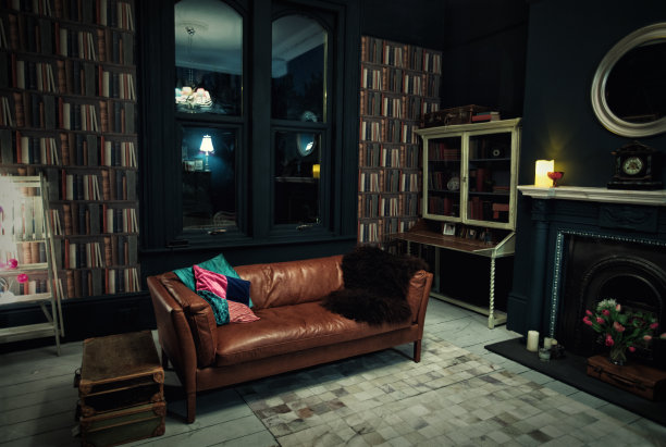 时尚复古风：夜间客厅一隅素材图片