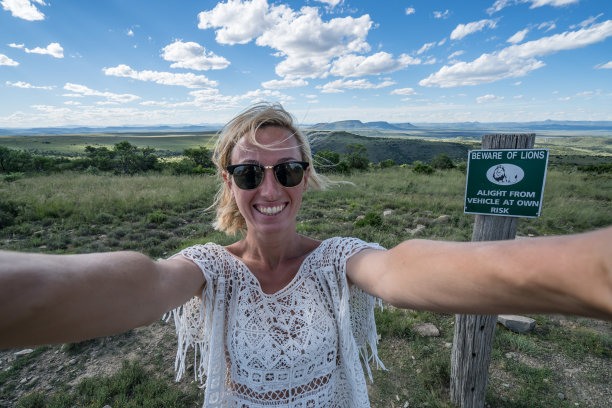 年轻女子与山景自拍图片下载