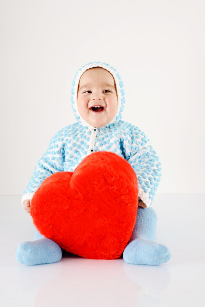 婴儿抱着一个心脏盒图片下载