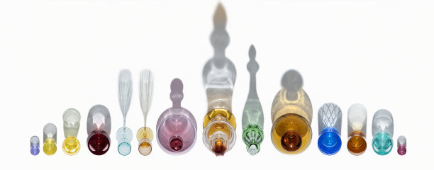 一组空玻璃杯孤立在白色背景图片下载