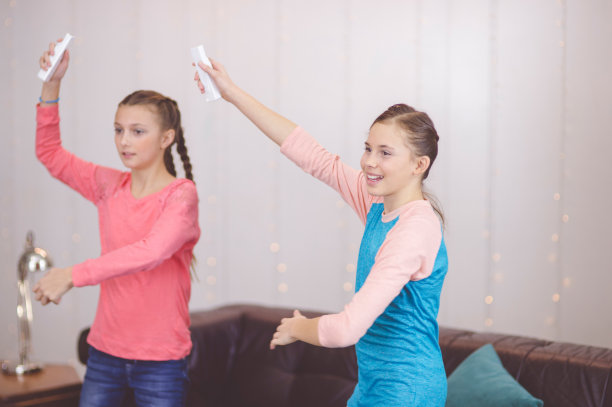 十几岁的女孩一起学习STEM科目图片下载