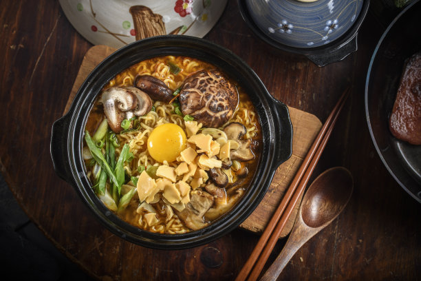 美味的蘑菇拉面图片下载