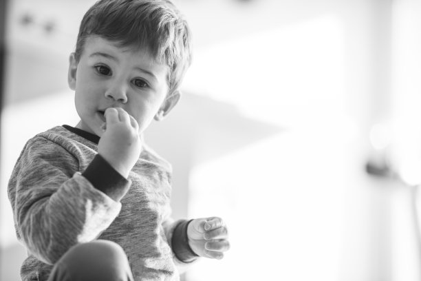 可爱的男孩吃图片下载