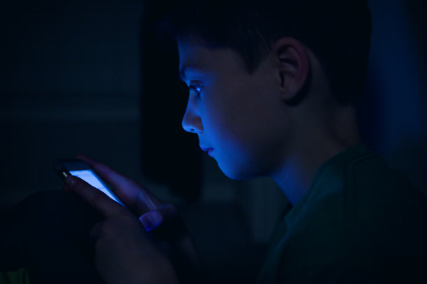 十几岁的男孩发短信图片下载