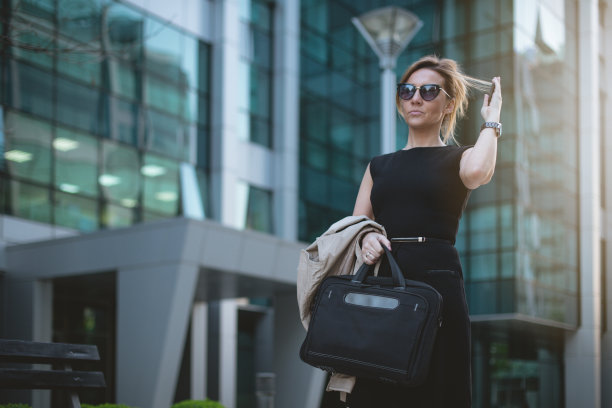 穿黑衣服，事业有成图片下载