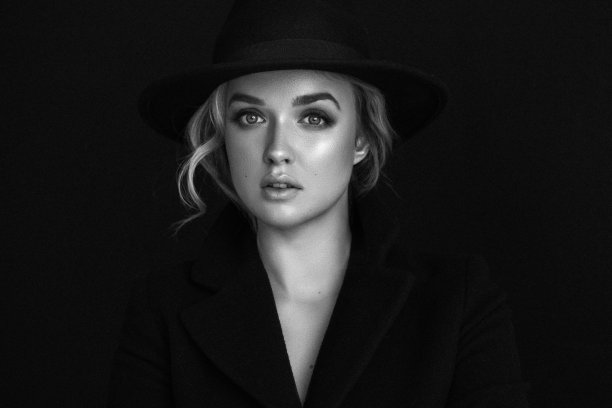 戴着帽子化妆的漂亮女人图片下载