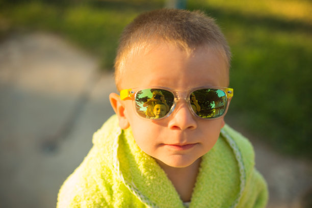 男孩在沙滩上玩图片下载