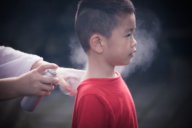 妈妈在儿子脖子上喷防晒霜图片下载