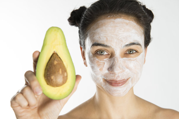 女人拿着鳄梨图片下载