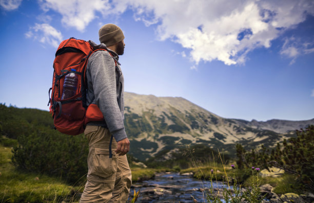 在日落时分独自徒步旅行图片下载
