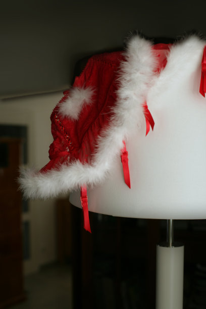 女人红色腰带蕾丝袜图片下载