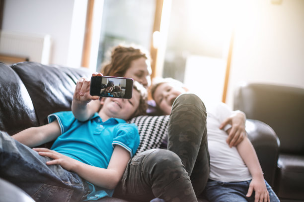 和家人一起玩耍的时间图片下载