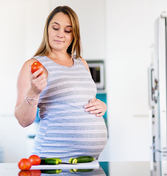 微笑着做健康沙拉的孕妇图片下载