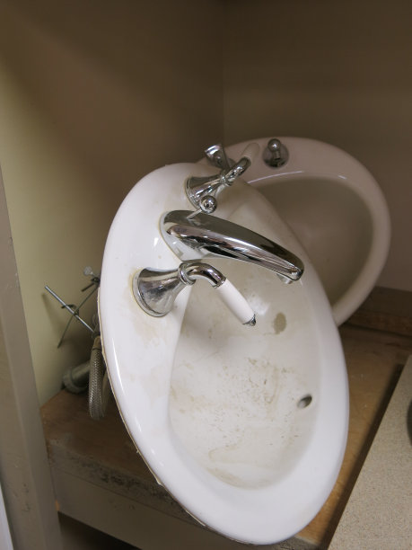 旧使用的废弃浴室回收的水槽，水龙头图片下载