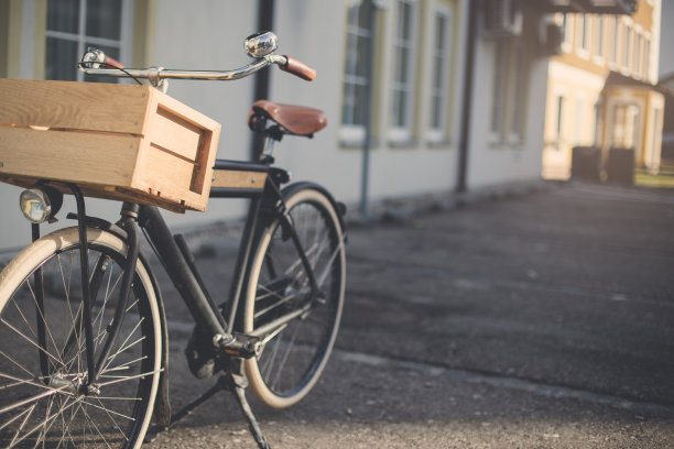 小镇里的老式自行车图片下载