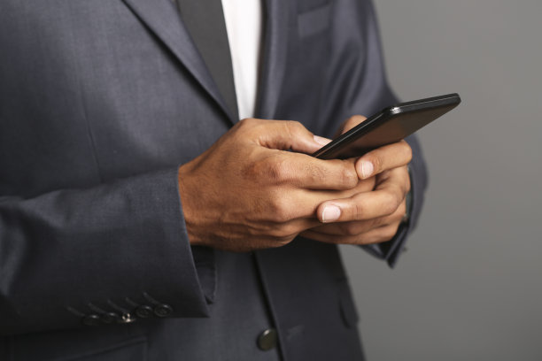 拿着手机的男人图片下载