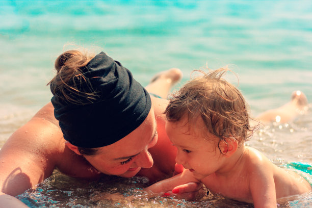 母子在水中玩耍图片下载