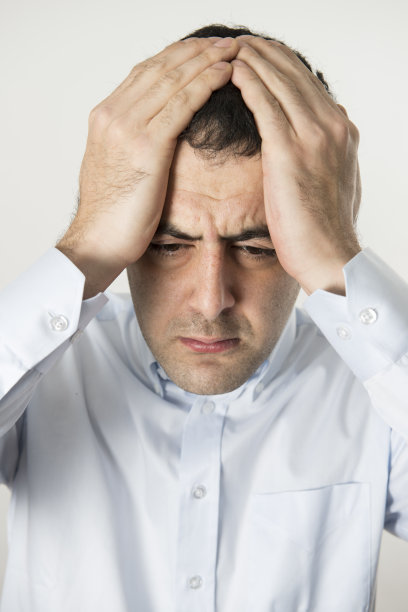 手在头发里的悲伤男人图片下载