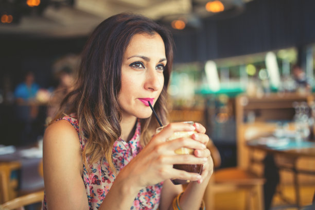 喝咖啡的美女图片下载