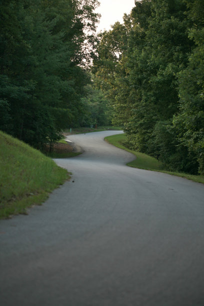 漫长曲折的道路图片下载