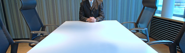 经理在会议室里等着图片下载