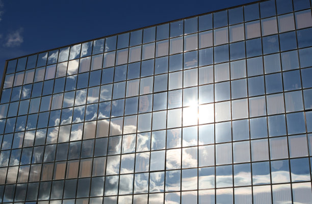 罗马有天空反射的办公楼图片下载