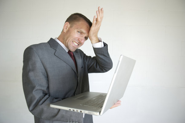 拿着笔记本电脑的商人拍脑袋图片下载