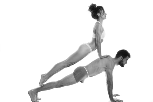 一对夫妇在演播室里进行acro瑜伽练习图片下载