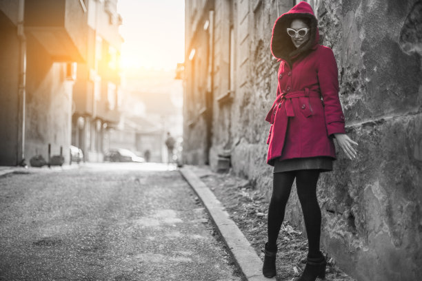 穿着红外套的漂亮女孩图片下载