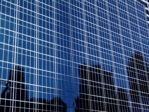 摩天大楼的窗户反映着城市建筑图片下载