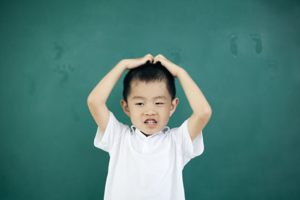 男孩在教室里做鬼脸图片下载