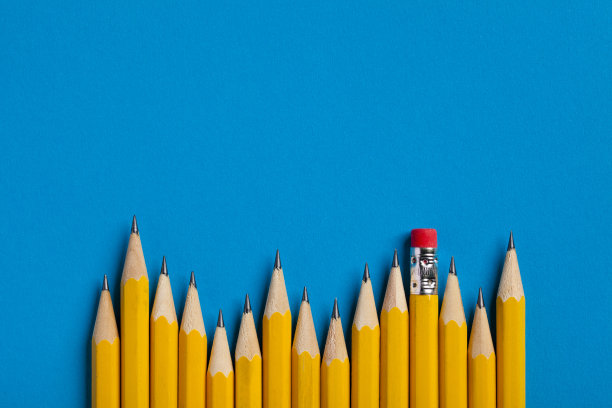 黄色铅笔在蓝色的纸上图片下载