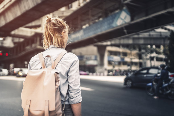 年轻女子探索曼谷的街道图片下载