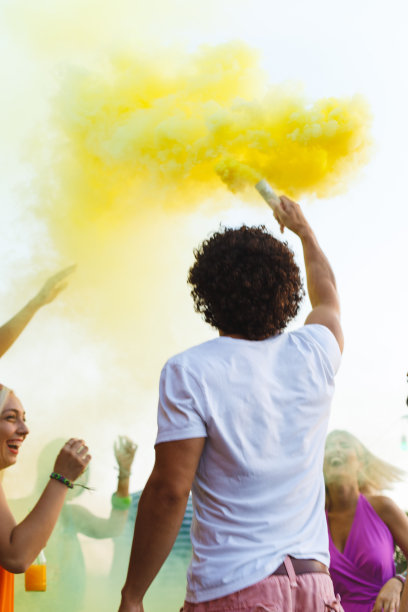 一名男子在派对上拿着烟雾弹图片下载