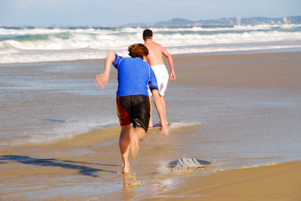 海滩上的两名游泳者图片下载