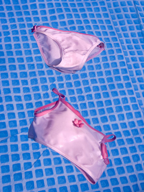 浮动的比基尼图片下载