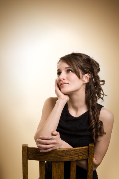 沉思中的女人图片下载