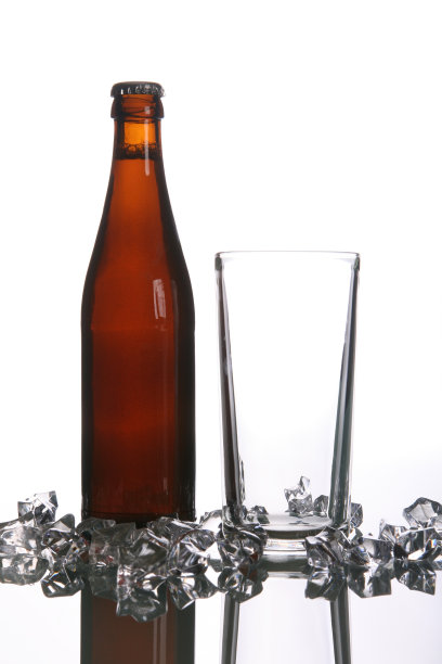 一瓶有玻璃杯和冰块的啤酒图片下载