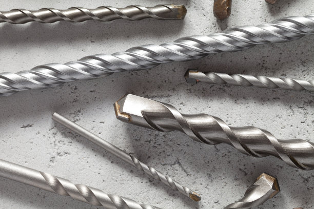 在混凝土背景上的钻头特写图片下载