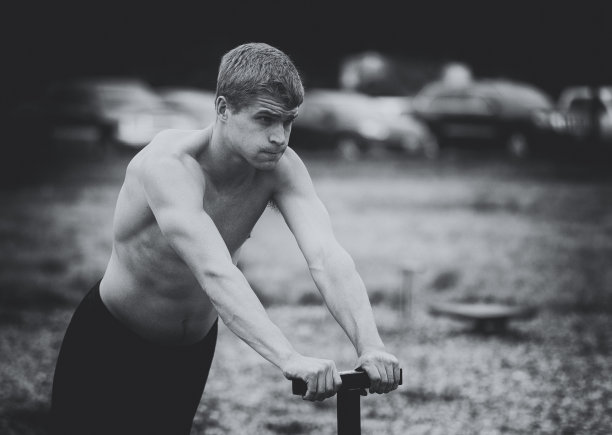 肌肉发达的年轻运动员户外锻炼在穆迪灰色的一天图片下载