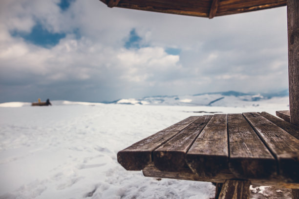 在滑雪坡顶休息的地方图片下载