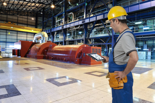 工厂工人使用数字平板电脑操作自动化素材图片