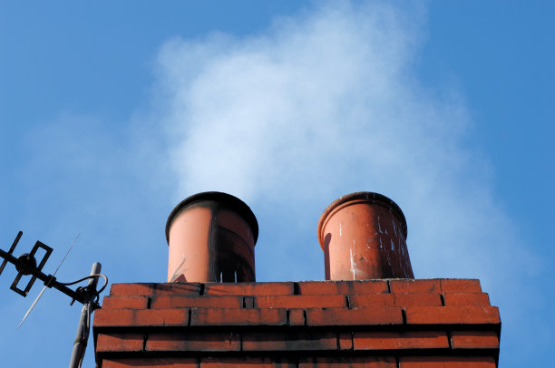 老房子的烟囱里冒出煤烟图片下载