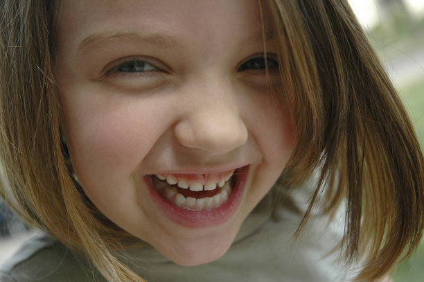 笑的女孩图片下载