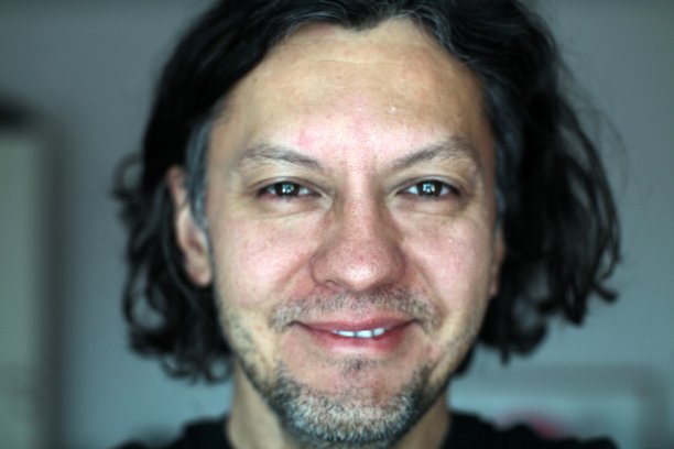 成年男性近距离面对情绪图片下载