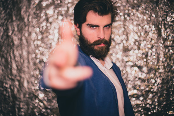 蓄着胡须的英俊男子用手枪指着照相机图片下载