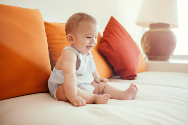 婴儿(6-11个月)坐在沙发上图片下载