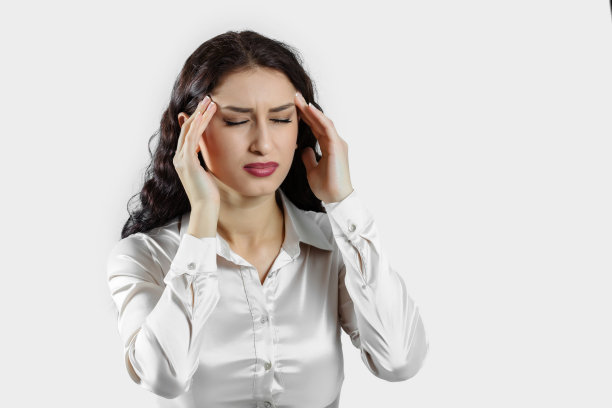 年轻女子挽着头发图片下载