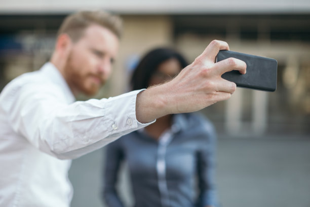 两个商人踩了刹车图片下载